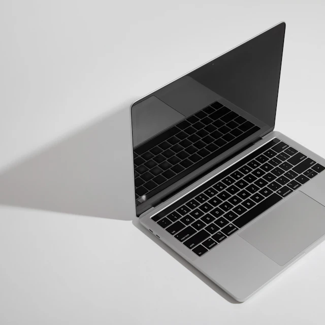MacBook Pro 14″ M3, 16GB RAM, Silver