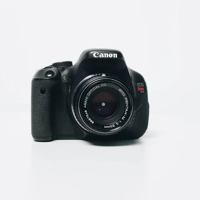 EOS 2000D DSLR Camera με φακό EF-S 18-55mm